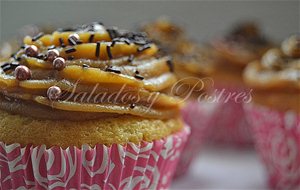 Cupcakes Con Corazón Jugoso De Licor De Vainilla Y Buttercream De Mantequilla De Cacahuetes, Plátano Y Leche Condensada
