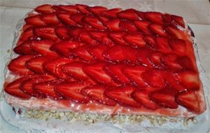 Bizcocho Genovés Con Mousse Y Jarabe De Fresa
