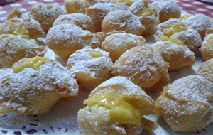 Buñuelos De Viento Rellenos De Crema
