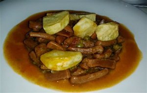 Calamares En Salsa Picante Con Guisantes Y Patatas
