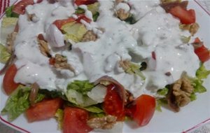 Ensalada Con Salsa Ligera De Yogur Y Queso
