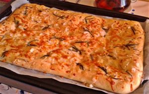 Focaccia Con Queso, Cebolla Y Romero
