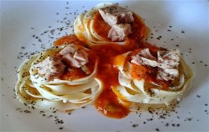 Nidos De Fettuccine Con Atún Y Tomate Casero
