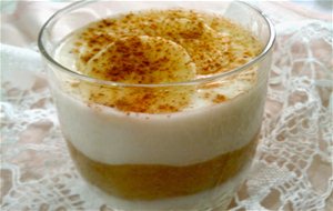 Vasitos De Yogurt Y Plátano Con Albaricoque
