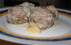 Albóndigas Rellenas Con Salsa De Queso Azul
