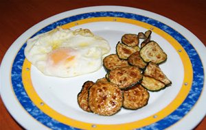 Huevos Fritos Con Chips De Calabacín
