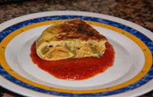 Tortilla De Pasta Con Salsa De Tomate
