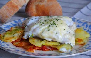 Bacalao Gratinado Con Cama De Tomate Y Patatas Panadera