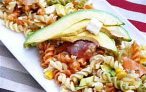 Ensalada De Pasta Con Salmón Aguacate Y Vinagreta De Lima