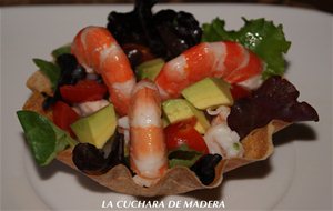 Cesta De Ensalada Con Langostinos
