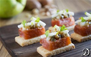 Aperitivo De Salmón Con Manzana Y Brisée De Mostaza
