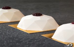 Diamantes De Mascarpone Con Interior De Frutos Rojos Y Toffee Gelificado De Cardamomo
