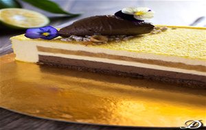 Tarta De Mousse De Yuzu Con Interior De Pera Caramelizada Y Cremoso De Chocolate Y Haba Tonka
