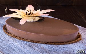 Tarta De Mousse De Café Y Anís Estrellado Con Interior De Chocolate Blanco Y Amaretto
