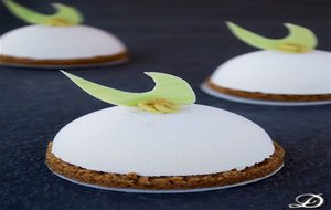 Semiesferas De Chocolate Blanco, Yogur Y Lima Con Interior De Aguacate, Tequila Y Guindilla
