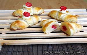 Mini Croissants Con Ganache De Chocolate Blanco Y Frambuesas
