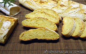 Pan De Maíz Con Queso De Cabra Y Romero
