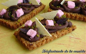 Streussel De Mascabado Con Ganache De Fresa Y Albahaca Morada 
