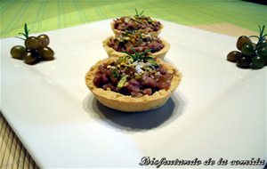 Tartaletas De Caviar De Berenjena, Butifarra, Uvas Y  Pistachos 
