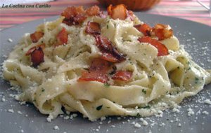 Fetuccini Caseros Especiados, Con Bacon Crujiente Y Aroma De Hierba Buena
