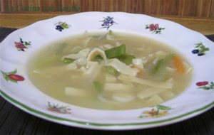 Caldo De Pollo Con Salsa De Soja Y Pasta Fresca
