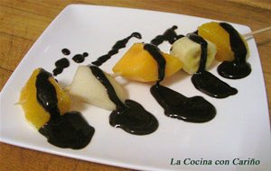 Brocheta De Frutas Con Chocolate Caliente
