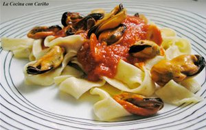 Fettuccine Caseros Con Salsa Marinera Y Mejillón
