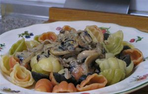 Pasta De Colores Con Champiñones Salteados
