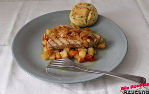 Atún Con Cebolla Sobre Cama De Verduras.
