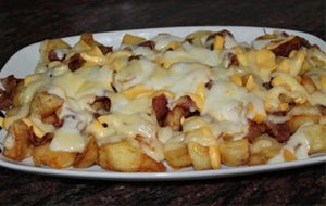 Patatas Con Queso Fundido.
