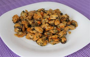 Mejillones Salteados Con Ajo Y Hiervas.
