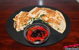 Quesadilla De Pollo Y Brotes.
