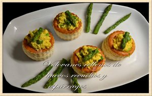 Volovanes Rellenos De Huevos Revueltos Y Espárragos
