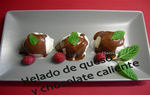 Helado De Queso Con Chocolate Caliente
