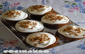 Bizcochitos De Zanahoria Con Frosting De Queso
