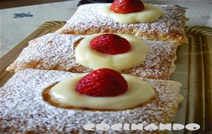 Hojaldre Relleno De Crema Pastelera Y Fresas
