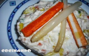 Ensaladilla Rusa Con Palitos De Cangrejo Y Espárragos Blancos
