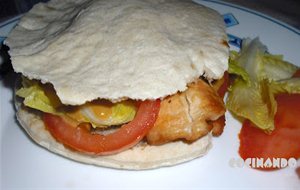 Pan De Pita Con Pollo, Ensalada Y Tomate
