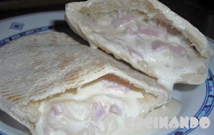 Pan De Pita Con Jamón Y Queso
