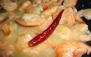 Camarones Al Vino Blanco Y Chile De Árbol
