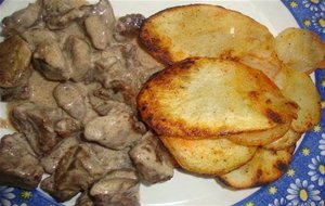 Carne Al Vino Con Papas Doradas
