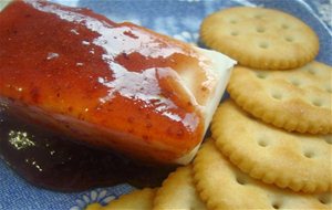 Queso Crema Con Salsa De Fresas Y Chipotle
