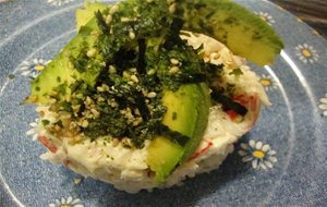 Surimi Sobre Arroz Al Vapor Y Algas Nori
