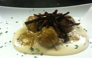 Albondigas De Oca Y Camembert Con Salsa Pedro Ximenez, Emulsión De Cacao Y Crujiente De Remolacha
