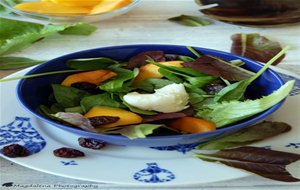 Ensalada De Melocotón, Pasas Y Mozzarella
