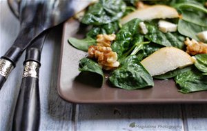 Ensalada De Espinacas Con Pera, Nueces Y Queso
