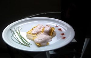 Ravioli Relleno De Carne Con Parmentier De Bacon E Idiazabal Con Cama De Compota De Pera
