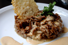 Casarecce De Funghi (pasta De Hongos) Con Salsa De Foie Y Crujiente De Queso
