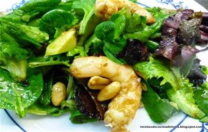 Ensalada De Brotes Tiernos Con Langostinos, Aguacate Y Cacahuetes
