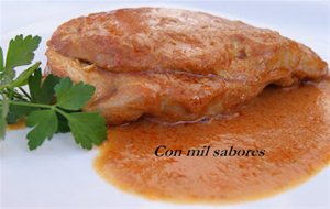 Pechugas De Pollo  Rellenas ,con Salsa De Pimientos Rojos
